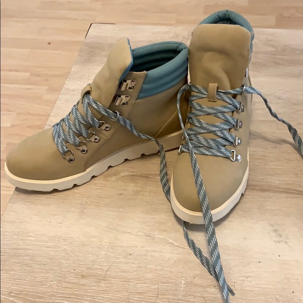 Women’s hiking boots